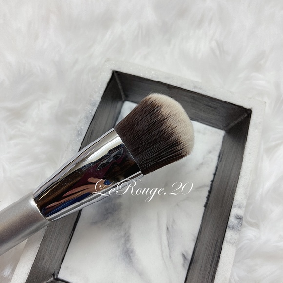 it cosmetics Makeup It Cosmetics 6 Airbrush Foundation Brush Poshmark